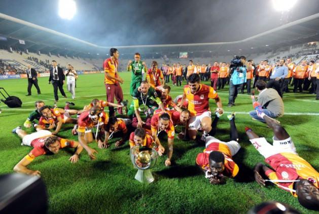 Haber Galatasaray'ın Fenerbahçe'yi 3-2 yenerek Süper Kupa'yı müzesine götürmesi, sosyal medyada da gecenin konusu oldu.