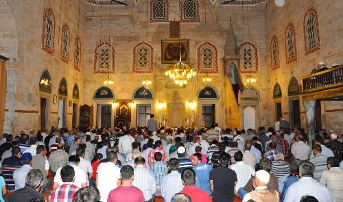 <p>Camideki programa yoğun ilgi olduğu gözlemlenirken, bazı vatandaşların da caminin iç ve dış avlusunda programı takip ettiği görüldü.</p>