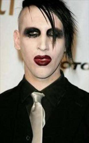 <p>MARILYN MANSON Marilyn'in, evinde simya laboratuvarı bulunduğu için hakkında büyü yaptığı iddasıyla açılan soruşturma sonuca ulaşmadı. ABD'de yaşanan ürkütücü Columbine Lisesi katliamından sorumlu tutuldu ve mahkemede tanıklık etmek zorunda kaldı.</p>