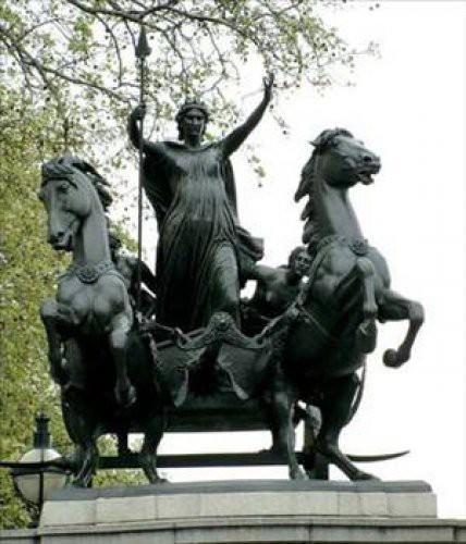 Boudicca M.S 1. y.y Kocası Britanya adasının en önemli klanlarının birinin başındaydı. Kocasının ölmesi üzerine Romalılar ülkesini yıkıma doğru sürükledi. Bu yıkıma karşı duran ve tüm klanları birleştiren Boudica direnişin sembolü oldu.