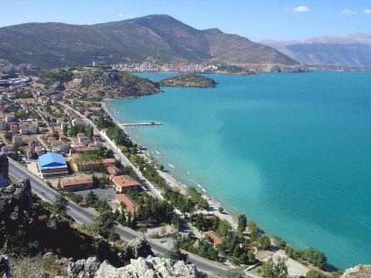 Yedi renkli göl Eğirdir: Isparta sınırları içindeki Eğirdir Gölü'nün manzarası yılın her mevsimi harika. Genelde çamgöbeği renginde olan göl; bazı gün ve saatlerde değişik renklere büründüğü için halk arasında yedi renkli olarak anılıyor. 