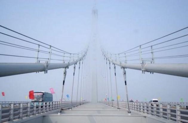Dünyanın en uzun ve geniş asma köprüsünün inşaatı Çin’in Shaoxing kentinde tamamlandı.