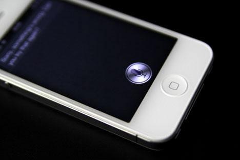 iOS 6 ile daha da yetenekli hale gelen Siri için en önemli yenilik Yeni iPad’e de çalışıyor olması. Türkçe'yi hala desteklemeyen Siri iPhone 4 ve iPad 2'de çalışmıyor. Öte yandan Apple, büyük araba üreticileri ile anlaşarak Eyes Free ismindeki bu özellik sayesinde desteklenen arabalarda, direksiyondan Siri’yi aktifleştirebiliyor. iOS 6 Beta 4 sürümü ile birlikte artık Siri, Türkiye’deki mekanları (Eczane, restoran, Starbucks, vs.) gösteriyor