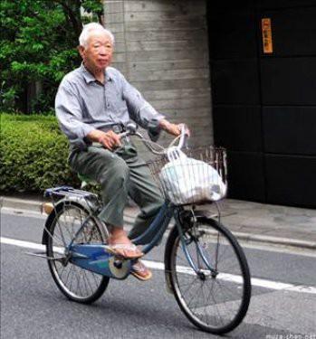 <p>Japonya<br />
Erkek Resmi emeklilik yaşı: 63<br />
Emekli olunan yaş: 69.5<br />
Kadın Resmi Emeklilik yaşı: 61<br />
Emekli olunan yaş: 66.5</p>

