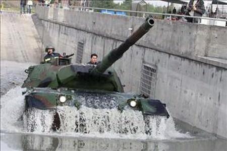 <p>LEOPARD 2A4 TANKI MODERNİZASYONU ASELSAN, Leopard 2A4 tankı modernizasyonunu gerçekleştirdi ve adını ''Leopard 2 Next Generation'' koydu. Leopard 2A4'ün tüm elektronik, elektro-optik, elektro-mekanik ve elektro-hidrolik sistemlerini, yeni geliştirilmiş son teknoloji ürünü sistemlerle değiştirdi. Bu da tanka dünya üzerinde bulunan diğer ana muharebe tanklarına göre performans ve ömür boyu maliyet konularında kıyaslanamaz bir üstünlük kazandırdı. Leopard 2 modernizasyon konfigürasyonunda biri nişancı, diğeri komutana ait olmak üzere tüm tank fonksiyonlarını gerçekleştirebilen ve birbirinin fonksiyonlarını devralabilen bağımsız iki periskop sisteminden oluşan ASELSAN Yeni Nesil Atış Kontrol Sistemi yer alıyor.</p>