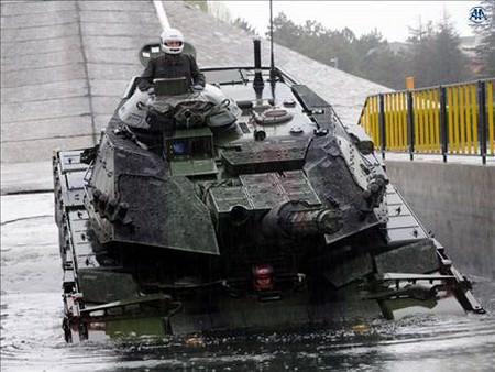 <p>ALTAY - MİLLİ TANK Altay projesinin teknik destek sağlayıcısı Güney Kore'nin Rotem firmasıdır. "Altay" olarak adlandırılan tankın tasarım, geliştirme, prototip imalatı, test ve sertifikasyon aşamalarının tamamlanması için 500 milyon dolar mali kaynak ayrılmıştır.</p>