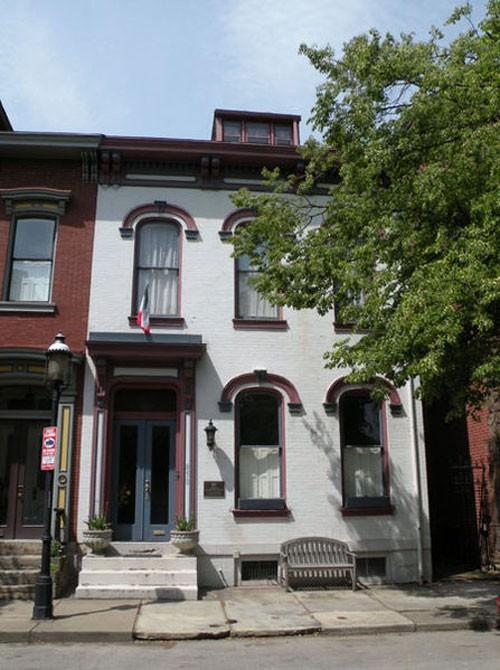 Gertrude Stein’in doğduğu ve çocukluğunu geçirdiği bu ev, Pennsylvania, Pittsburgh’un batı komşusu Allegheny’de.