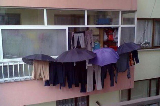 <p>İtina İle Çamaşır Kurutulur! Trabzon'da son 1 haftadır etkili olan sağanak yağışlar ev hanımlarını da zor durumda bıraktı. Erdoğdu Mahallesi'nde bir apartmanın penceresine kuruması için asılan çamaşırların yağan yağmurdan ıslanmaması için üzerlerine 4 şemsiye açıldı. Elbiseleri yağmur yağdıkça içeri alıp yağmur dinince yeniden asmaktan usandığı sanılan ev sahibinin, çamaşır ipine kurutmak için astığı kıyafetleri 4 şemsiye ile yağmurdan korumaya çalışması görenleri gülümsetiyor.</p>