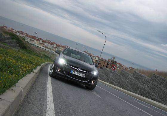 <p>Opel Astra'nın ön kısmında far grubunda ki damla formu tasarım ve far üstü zenonlar araca çekici bir hava katmış. Logonun bulunduğu bölgedeki kromajlar tek parça haline getirilerek bütünlük sağlanmış.</p>