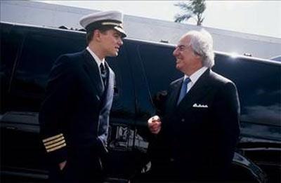 <p>Frank Abagnale (1948-): Kendisini PanAm pilotu olarak tanıtan Abagnale, 1960’li yıllarda toplamı 2.5 milyon dolara varan sahte çek bozdurmayı başarıyor.</p>