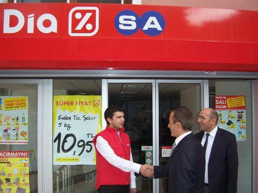 <p><span style="color: #ff0000;"><strong>DİASA ŞOK'A SATILDI</strong></span></p>
<p>Sabancı, DiaSA hisselerini 51,8 milyon dolara Şok'a sattı.</p>
<p>1 Temmuz 2013 tarihinde Diasa Dia Sabancı Süpermarketleri Ticaret AŞ'nin sahip olduğumuz % 40 hissesinin tamamını Şok Marketler Ticaret A.Ş.'ye sattı.</p>
