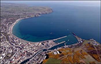 Man Adası, ilk kez 8. yy.da Viking yerleşkesi olarak kullanılmaya başlandı. 1079'da Godred Crovan tarafından Mann ve Adalar isimli Nors krallığı kuruldu. 1266'da Norveç Kralı IV. Magnus tarafından Perth Antlaşması uyarınca İskoçya'ya bırakıldı. 14. yy.da İngiliz hakimiyetine girdi ve 1765'de Birleşik Krallık'a bağlandı.