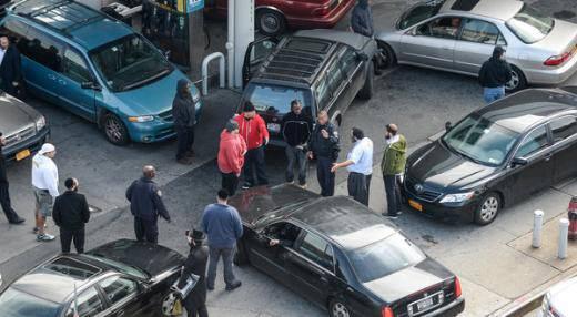 BİR BUÇUK KİLOMETRELİK KUYRUK Gaz bekleyen araçlar buradan üç yöne dağılıyor. Garden State Parkway önünde bir buçuk kilometreyi aşan bir kuyruk oluşurken, Vauxhall otoyolunun önünde yaklaşık 800 metrelik bir araç sırası var. Bu kuyruklarda yaşanan gerginliklere müdahale edebilmek için polis de görev yapıyor.