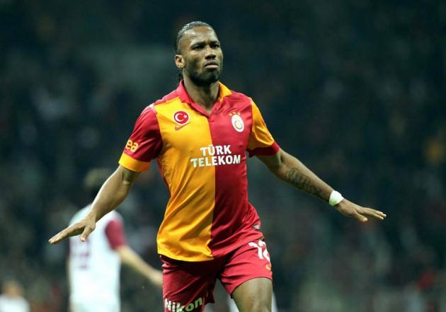 <p>Başkan Aysal'dan tam yetki alan Tulun-Arıboğan ikilisi, bu defa Afrika Uluslar Kupası için Güney Afrika'da bulanan Didier Drogba ile bir araya gelerek, Türk futbol tarihinin en önemli transferlerinden birini gerçekleştirdi.</p>