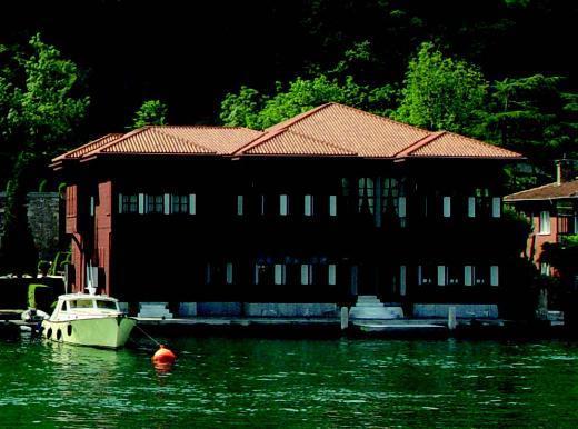 HADİ BEY YALISI Manford Evi olarak da geçiyor. 1800’lü yıllardan kalma yalı, İngilizlerin işgalinden sonra Licardopulos isimli bir Yunanlı armatör tarafından satın alınmış. Avukat Hadi Bey, Selanik’teki Türk malları ile yalıyı takas ederek binanın sahibi olmuş. Yalılara özgü aşı (bordo) boyaya sahip bina geçtiğimiz yıllarda TEB’in sahibi Hasan Çolakoğlu’nun yaptırdığı başarılı restorasyondan sonra Boğaziçi’ndeki en güzel yalılarından biri haline geldi