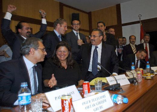 <p><strong>TÜRK TELEKOM</strong> <br />Türkiye’nin özelleştirme tarihindeki ikinci en yüksek rakam Türk Telekom’da oluşmuştu. 11 Kasım 2005’te yüzde 55 hissesi 6 milyar 550 milyon dolara özelleşen Türk Telekom’un ihalesini Suudi merkezli Oger kazanmıştı.</p>