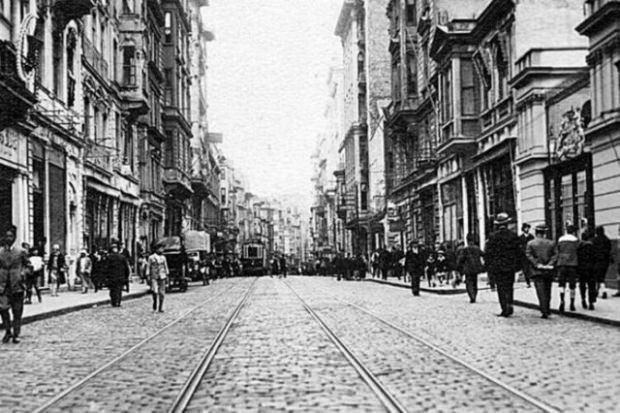 <p>İstiklal Caddesi 1920'ler</p>