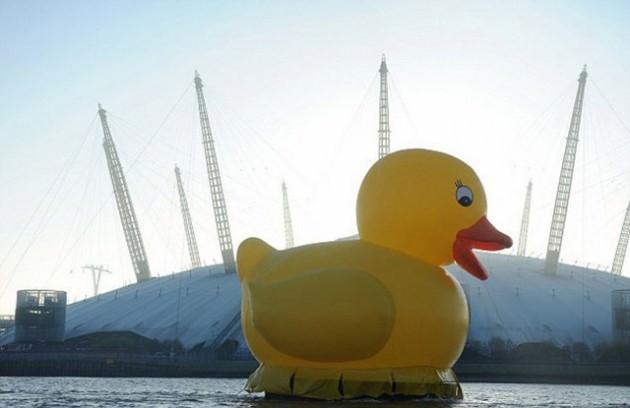 18.2 metre yüksekliğindeki dev plastik ördek Thames Nehri'nden geçerken eğlenceli dakikalar yaşattı. 8 kişilik ekibin 800 saat çalışarak ürettikleri plastik ördek insanları güldürme misyonunu üstlendi.