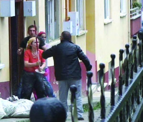 Ordu'da sokakta dövdükleri ve ellerinden kaçırdıkları genci bir işyerinin önünde sıkıştıran iki kişi, genci korumaya çalışan kadınların fırça süpürgeyle direnmesi üzerine neye uğradıklarını şaşırdı.