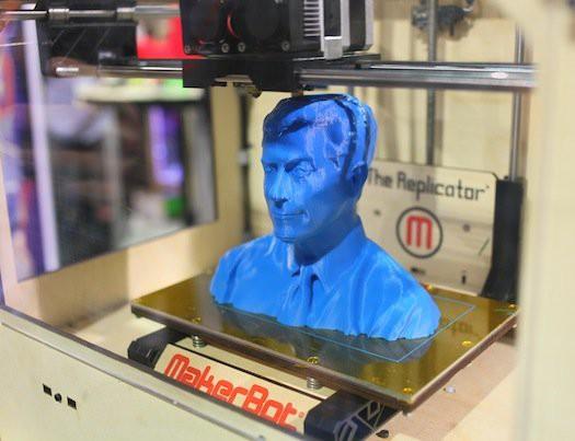 MakerBot Replicator: Bu bir 3D yazıcı. Yani bilgisayarda hazırladığınız görsel modeli, üç boyutlu basıyor. İster oyuncak yapın, ister kapının menteşesini; size kalmış.