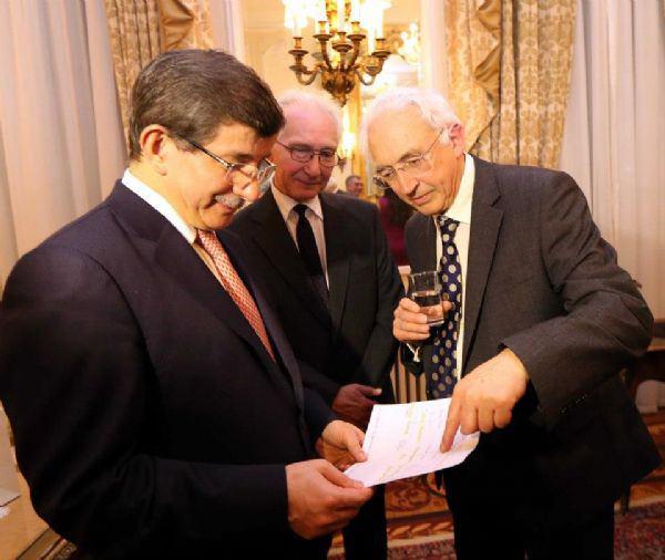 Dışişleri Bakanı Ahmet Davutoğlu Osmanoğlu ailesinin İngiltere'de yaşayan mensupları ile Londra Büyükelçiliği'nce verilen bir yemekte bir araya geldi.