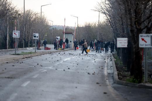 Dicle Üniversitesi'ndeki olayları protesto eden ODTÜ'lü eylemciler polise saldırdı. Polis, eylemci öğrencilere tazyikli su ve biber gazıyla müdahale etti.