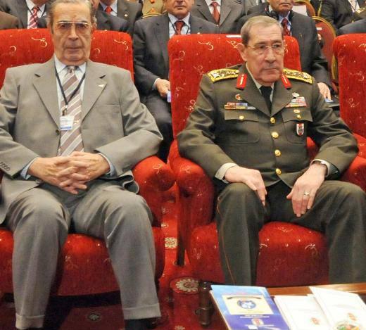 JİTEM (JİTEM, kontrgerilla ve derin devletle ilgili bir soru üzerine) Devlette çok uzun süre hizmet yaptım. JİTEM diye bir teşkilat görmedim. Diyarbakır'da kolordu komutanlığı yaptım. Jandarma zaten istihbarat yapmaktan sorumlu bir teşkilattır. Yasal olarak istihbarat toplama yetkisi vardır. Güneydoğu'da da jandarma istihbarat timleri vardır. Ama bir aralık buna -93 yılıydı yanılmıyorsam, ben o tarihte Genelkurmay Genel Sekreteriydim, Doğan Güreş Paşa da Genelkurmay Başkanıydı- ben Doğan Paşa'nın müdahil olduğunu biliyorum yani en yakın çalışma astlarından bir tanesiydim. Bazıları kendilerine olmayan, yasal olarak kurulmamış olan JİTEM ismini takmışlar. Yasal zemine oturmuş JİTEM diye bir teşkilat yok. Ama ben mesela biliyorum. Bir tarihte Genelkurmay İkinci Başkanı iken bir bankanın yöneticilerinden biri beni ziyaret etti. 2 kişi gelmiş bankasına 'Biz JİTEM elemanıyız. Şunu yapacaksınız, bunu yapmayacaksınız' gibi birtakım şeyler söylemiş. Dedim ki: Yahu, sen onları oyalayıp polise haber veremedin mi?' Ver polise haber. Gelmiş bana söylüyor. Zaten sonra yok olmuşlar. Yani böyle kendilerine isim takan, karanlık işlere bulaşmış insanlar Türkiye'de olabilir. Ama buna JİTEM diye bir isim takmak da bence uygun değil.