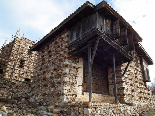 Selçuklular Dönemi'nde İpek Yolu'nun güvenliğini sağlamak amacıyla kurulan Sarı Hacılar Köyü'nde tarihi binalar restore ediliyor