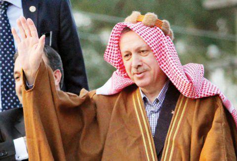 <p>Erdoğan Şanlıurfa mitinglerinde yöresel giysi giyerken kendisine ilgi büyüktü.</p>