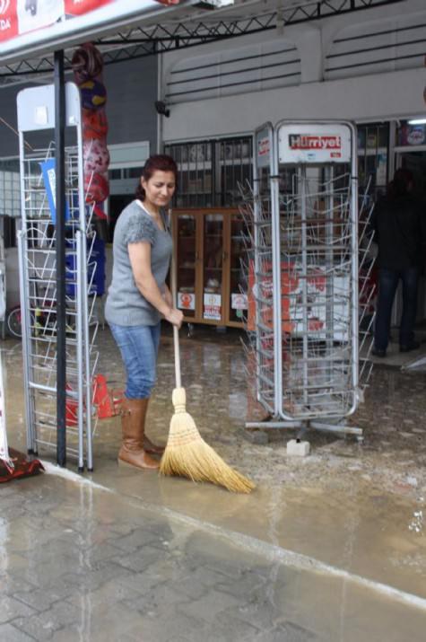 Kaymakamlıkta kriz masası oluşturuldu, hasar tespit &ccedil;alışmaları devam ediyor. Bir sitenin istinat duvarı 15 aracın &uuml;zerine yıkıldı. Bazı ara&ccedil;ların LPG'li olduğunu dile getiren &ccedil;evre sakinleri, duvarın bir an &ouml;nce kaldırılmasını istedi. 