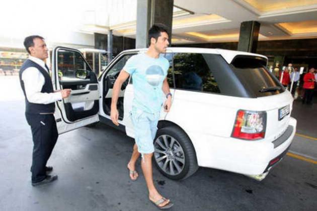 <p>Gökhan Zan-Range Rover Sport</p>