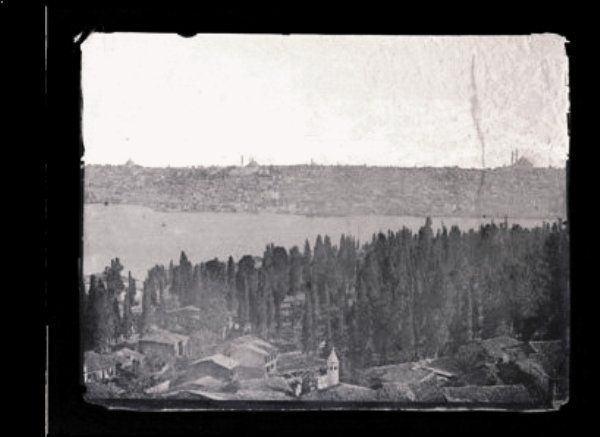 Fransız fotoğrafçılardan Ernest De Caranza pek çok istanbul fotoğrafı çekmiş ve Brüksel ve Paris'te sergiler açarak İstanbul'u Avrupalılara gezdirmiştir.