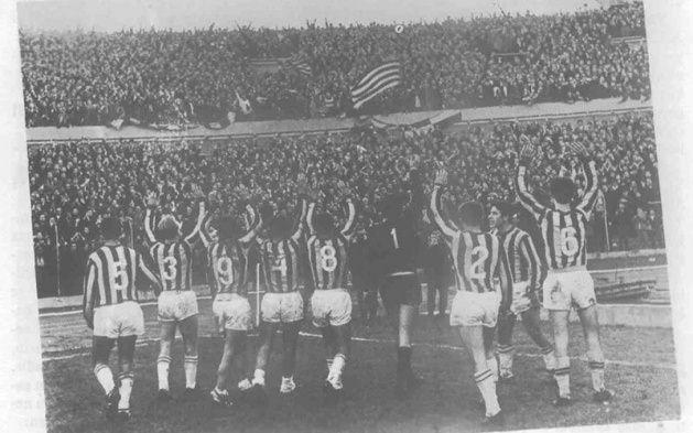 <p>1960-6120 takımın mücadele ettiği ve çift devreli oynanan Milli Lig'de 61 puan toplayan Fenerbahçe, ezeli rakibi Galatasaray'ın 1 puan önünde şampiyonluk ipini göğüsledi.</p>