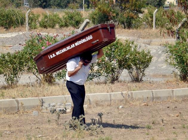 ARİF ÇAYAN İzmir'de belediye görevlisi sırtında tabu elinde telefon maktülün olduğu yeri aradı. 