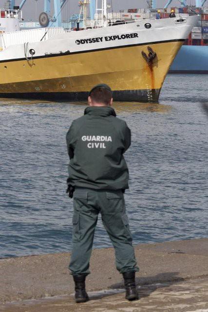 İspanya 5 yıl süren hukuk mücadelesini kazanmasının ardından, 500 milyon dolarlık definesine kavuşuyor. Amerikan şirketi tarafından Portekiz kıyılarında bulunan 17 ton ağırlığındaki gümüş ve altın sikkeler, Amerika'dan İspanya'ya götürülüyor.