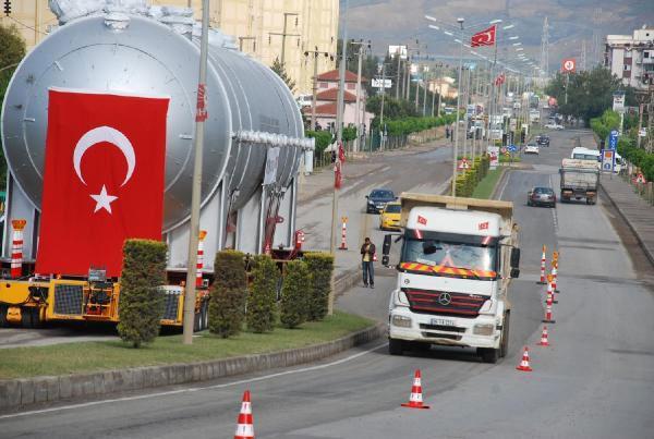 <p>264 tekerlekli nakliye aracıyla taşınan kazan saatte 1 kilometre yol alıyor. Aliağa'dan yola çıkan TIR'ın iki ay sonra Gördes'e varacağı öğrenildi.</p>