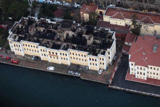 142 yıllık tarihi binanın içini baştan başa kaplayan is karanlığı yürekleri yakıyor