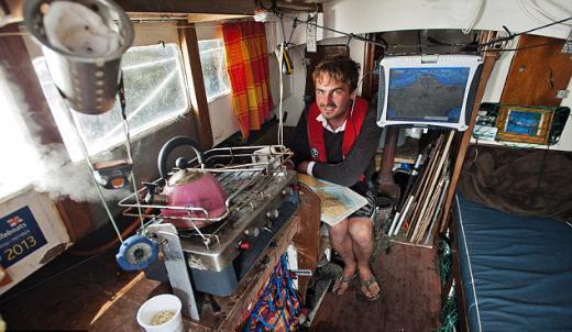  Joe Pearce, öğrencilik yaptığı 14 ay boyunca 7 metrelik ‘Golden Cloud’ adlı teknesinde yaşadı. Bu sayede Pierce, ev için harcayacağı 5600 sterlini (yaklaşık 16 bin 500 TL) cebinde tutmuş oldu.