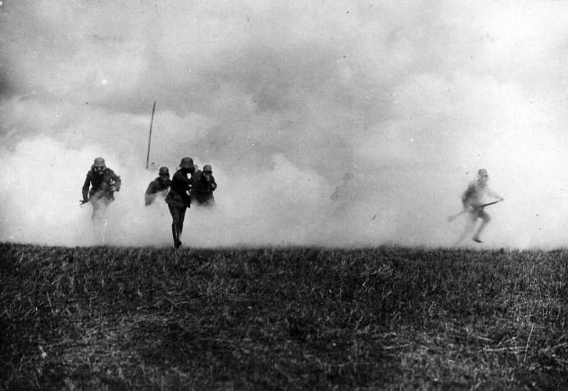 <p>33. Alman askerleri kimyasal gaz ile saldırıya geçiyor<br />
<br />
Flanders, Belçika yakınlarında Alman askerleri kimyasal gaz ile saldırıya geçiyor. Eylül 1917. Bu gazlar bugün kullanılan biber gazlarından acı verici hardal gazına kadar değişiklik gösteriyor. Ayrıca öldürücü fosfat ve klor da içerenleri mevcut. </p>
