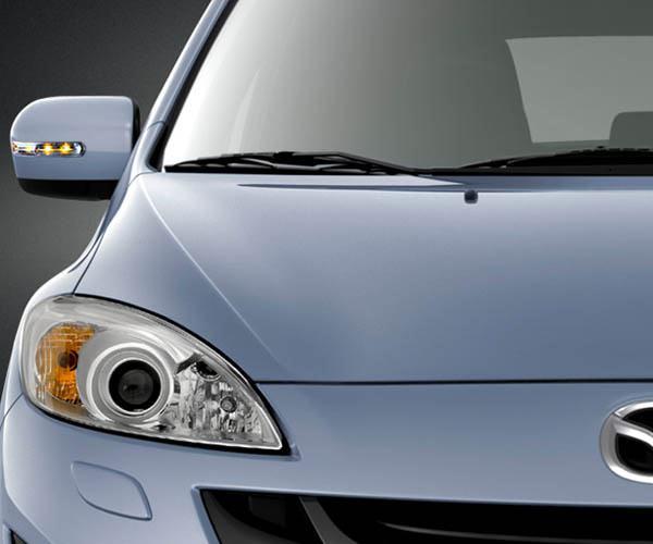 <p>Öncü sürgülü kapıları kolay erişim ve yükleme için uzaktan kumandayla veya tek bir dokunuşla açılırken, Esnek Karakuri koltuk sistemi ise Mazda5'i 7 koltuklu aile otomobilleri arasında akıllı seçim yapmaya itiyor. Öte taraftan son derece şık bir tasarıma sahip olan otomobilin dizaynındaki gelişmiş aerodinamik yapı ise olağanüstü yakıt tasarrufuna ve stabil sürüş duygusuna katkıda bulunuyor...</p>