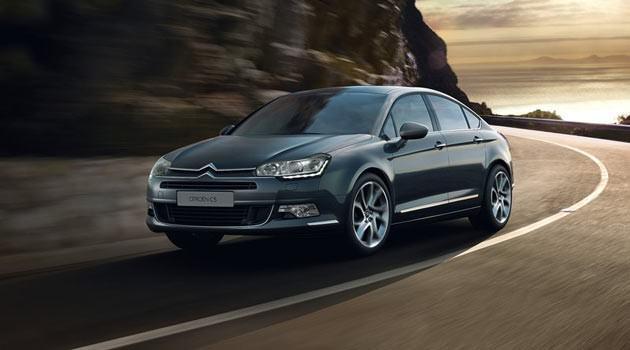 Citroen C5 1.6 e-HDi Sınıfı: D - 115 hp, 270 nm - MCP, 6 ileri, yarı otomatik Ortalama Tüketim: 4,5 Başlangıç Fiyatı: 70.330 YORUM: Dışarıdaki iriliği içerisine yansıtamamış bu sınıfın en ucuz seçeneği. Motoru ve tüketimi başarılı olsa da şanzıman sıradan.