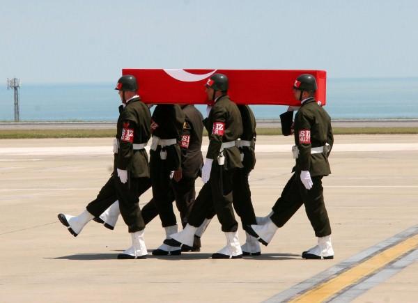 Trabzon'lu Piyade Er Ali Yasin Erosmanoğlu ile Giresunlu Piyade Er Yaşar Doymuş'un naaşları Trabzon'a getirildi.
