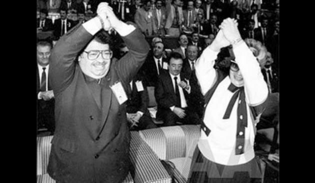 <p><strong>TURGUT ÖZAL SELAMI</strong><br />Eski Başbakan Turgut Özal'ın başının üstünde birleşen sağ ve sol eli, seçim alanlarında görüşler arasında ayrım yapılmadığını ve birliği temsil ettiği vurgulandı.</p>