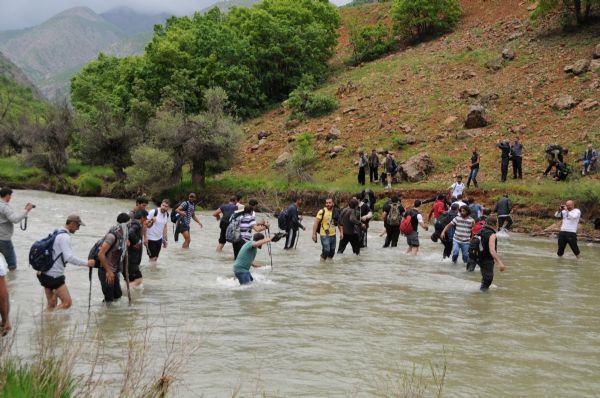 <p>PKK'LILAR VADİDE GRUBUN ÖNÜNÜ KESTİ Tunceli'nin Hozat ile Çemişgezek ilçeleri arasında yer alan Aliboğazı Vadisi'ne Dersim Gezginler Grubu yaklaşık 100 kişiyle gezi düzenledi. Yıllardır yaşanan terör olayları nedeniyle sivillerin bugüne kadar girmediği bölgeye gidenler vadinin 2 kilometre kadar içine girdiği sırada Mıhtaşı Mevkii'nde önleri bir grup PKK'lı tarafından kesildi. Aralarında kadınlarında bulunduğu PKK'lılar, grubun vadinin iç kesimlerine geçişlerine izin vermeyeceklerini ve geri dönmelerini istedi.</p>