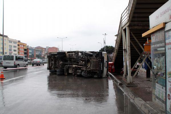 Yaklaşık 10 metre kayan kamyon duraktan yolcu alan bir yolcu minib&uuml;s&uuml;ne arkadan &ccedil;arparak durabildi. 