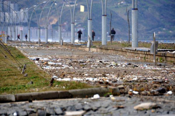 Karadeniz'de etkili olan fırtınada oluşan dev dalgalar, Rize'de Karadeniz Sahil Yolu'nu ulaşıma kapattı.