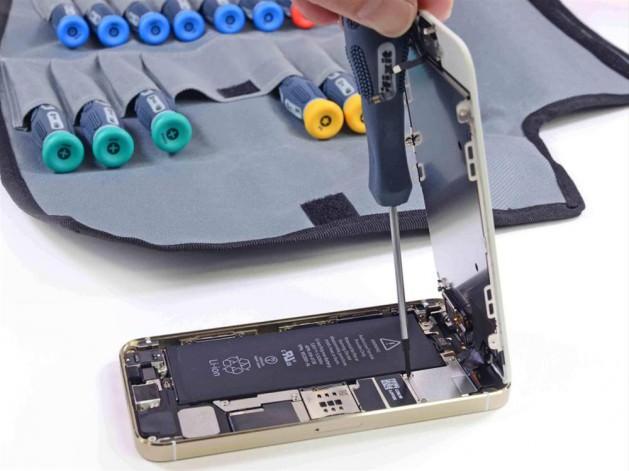 <p>iFixit, Apple cihazlarını sökmek için kullandığı alet çantasını ortaya çıkarıyor ve metal bağlantı yerlerini ayırma işlemi başlıyor.</p>