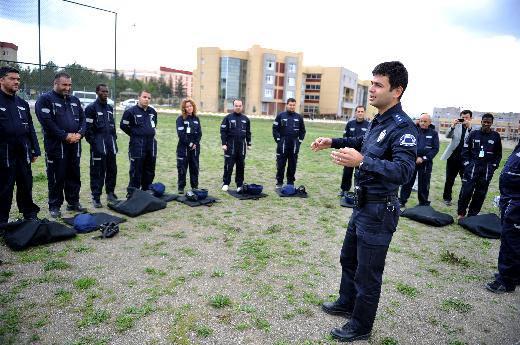 <p>Trafik Eğitim Daire Başkanlığınca Gölbaşı'ndaki Emniyet Genel Müdürlüğü yerleşkesinde verilen uygulamalı derste katılımcılar, ilk olarak ikişerli gruplara ayrıldı.</p>
