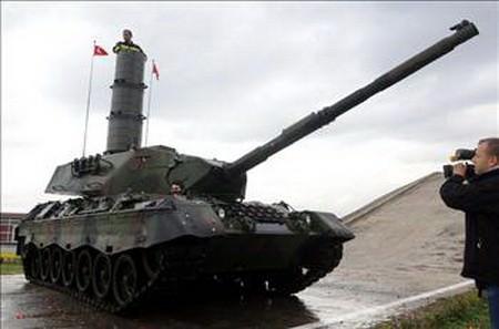 <p>LEOPARD 2A4 TANKI MODERNİZASYONU Tank içerisinde yanıcı hidrolik yağının kullanılmaması, gürültü seviyesinin düşürülmesi, daha az güç tüketilmesi, ısı atımının azaltılması, güvenilirliği arttırma ve bakım ihtiyaçlarını düşürmek gibi sebepler göz önünde bulundurularak, Leopard 2 modernizasyon konfigürasyonuna elektrikli Top ve Kule Takat Birimleri entegre edildi. Nişancı ve Komutan periskopları tarafından sürülen elektrikli motorlar sayesinde top/kule kontrolü ve stabilizasyonu gerçekleştirilerek hareketli tanktan gerçekleştirilen atışlarda yüksek İAVİ (İlk Atışta Vuruş İhtimali) sağlandı</p>