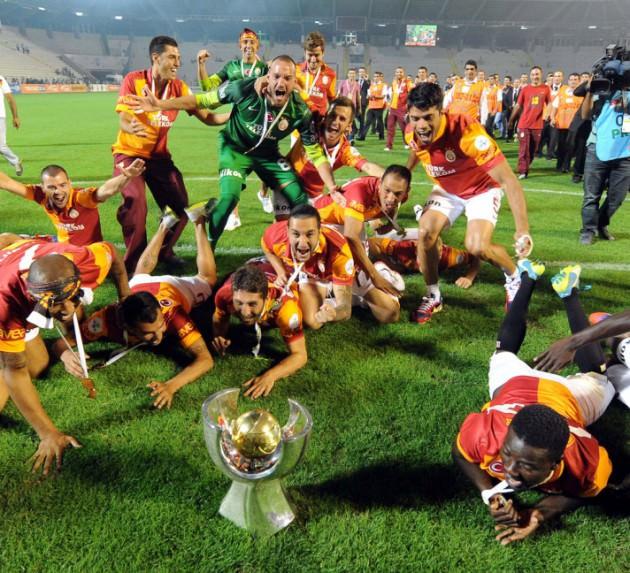 Sarı-Kırmızılı taraftarlar ve Fenerbahçeliler 90 dakikanın ardından birbirlerine göndermede bulundular.